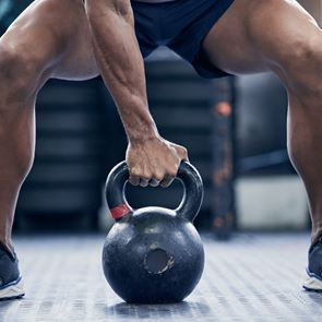5 κλασικές ασκήσεις με kettlebell για το σπίτι