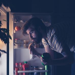 Ένα μικρό τρικ για να τρως λιγότερο το βράδυ