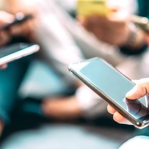 9 στους 10 Έλληνες &#39;καίγονται&#39; στο κινητό, σύμφωνα με έρευνα