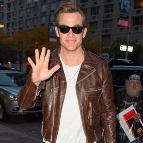 Το καφέ δερμάτινο μπουφάν είναι το νέο μαύρο