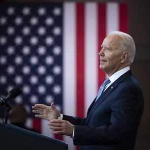 Οι Δημοκρατικοί στις &lt;em>ΗΠΑ&lt;/em> γίνονται πιο πλούσιοι και πιο λευκοί