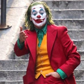 H Warner Bros. ρίχνει χρυσάφι στα πόδια του Joaquin Phoenix