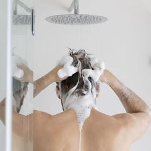 Είναι καλό ή κακό να λούζεις τα μαλλιά σου κάθε μέρα