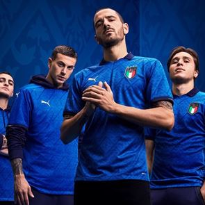 Κλασική κομψότητα στη νέα φανέλα της εθνικής Ιταλίας