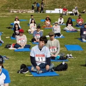 Σίγουρα δεν έχεις δει ξανά τέτοιον διαγωνισμό: Ποιος θα χαλαρώσει πιο πολύ