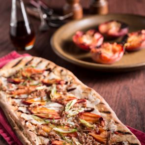 Η συνταγή για &lt;em>πίτσα&lt;/em> με ροδάκινο και προσούτο