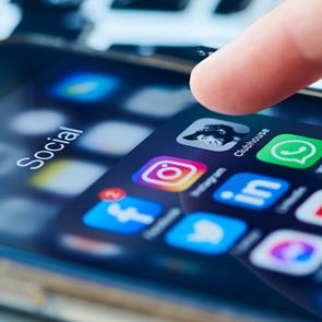 Τώρα θα μπορείς να μιλάς με AI chatbots των αγαπημένων σου καλλιτεχνών στο Instagram