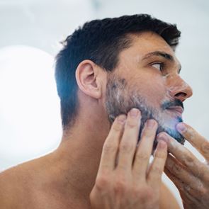 Ο απόλυτος φθινοπωρινός οδηγός φροντίδας προσώπου για τον άνδρα