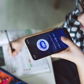 H κινεζική απάντηση στο ChatGPT μόλις έκανε τεράστια ζημιά