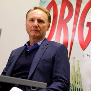 Τι έχουν τα βιβλία του Dan Brown και κάνουν πάταγο