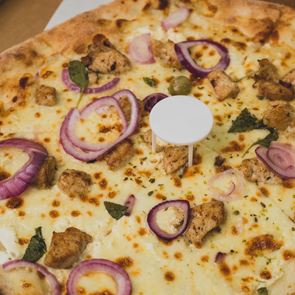 Πίτσα: Πού ακριβώς χρησιμεύει αυτό το πλαστικό στο κέντρο