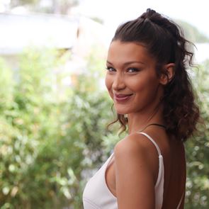 Το αποκαλυπτικό ολόσωμο μαγιό της Bella Hadid