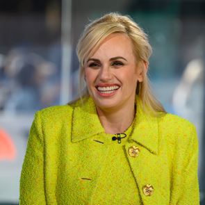 Μόλις ανακαλύψαμε το beef της Rebel Wilson με τον Sacha Baron Cohen