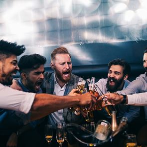 Πόσους φίλους χρειαζόμαστε για να είμαστε ευτυχισμένοι, σύμφωνα με το Harvard