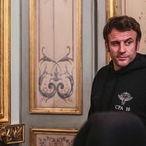 Το φούτερ του Emmanuel Macron έκανε τη δήλωσή