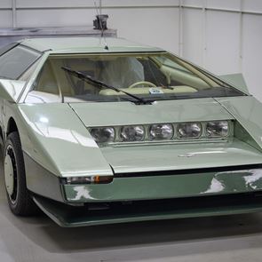 Η φουτουριστική αύρα της Aston Martin Bulldog