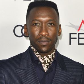 Αμέσως καλύτερα με φουλάρι αντί γραβάτας σαν τον Mahershala Ali