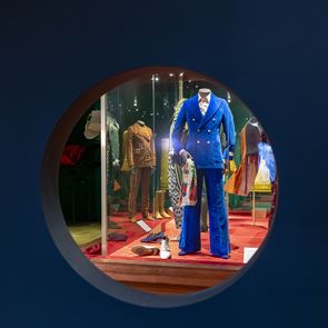 Η τέχνη της αντρικής ένδυσης στο V&A Museum