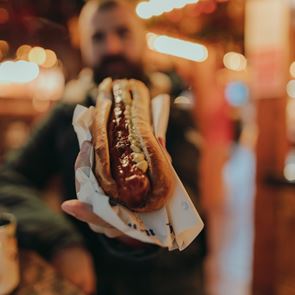 Να πώς φτιάχνεται το hot dog - και είναι πιο αηδιαστικό από ό,τι φαντάζεσαι