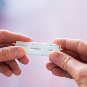 Πώς θα κάνεις στο σπίτι το self test <em>κορονοϊού</em>