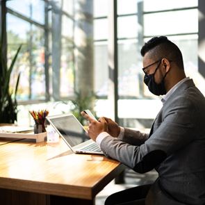 H &lt;em>μάσκα&lt;/em> της Apple για τον κορονοϊό