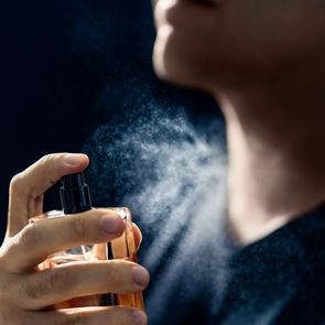 Πώς θα κάνεις το άρωμά σου να διαρκεί περισσότερο