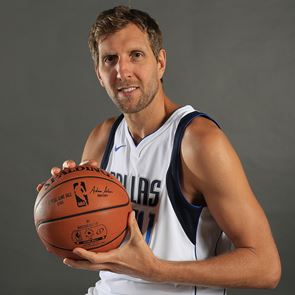 Οι Dallas Mavericks αποσύρουν τη φανέλα του τεράστιου Dirk Nowitzki