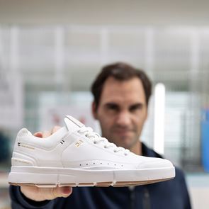 Τα λευκά sneakers του καλοκαιριού ανήκουν στον Roger Federer