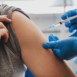 Όλες οι τελευταίες εξελίξεις για το <em>εμβόλιο</em> των Pfizer-BionTech