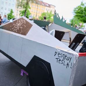 Γιατί βανδαλίζουν αυτοκίνητα της Tesla στις ΗΠΑ