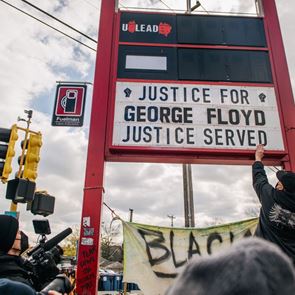 Η σημασία της καταδίκης του Derek Chauvin