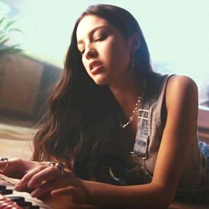 Η ιστορία του Drivers License, του νο.1 τραγουδιού του κόσμου αυτή τη στιγμή