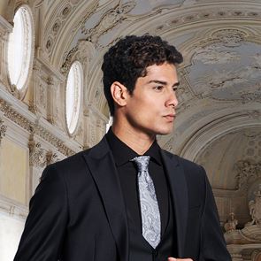 Αυτό το brand είναι συνώνυμο με το ποιοτικό και μοντέρνο αντρικό κοστούμι