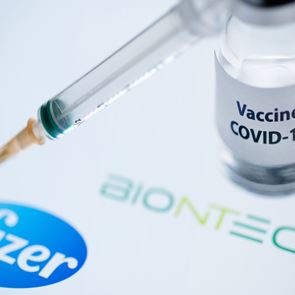 Πώς το Ισραήλ έγινε ο τέλειος δοκιμαστικός σωλήνας για το &lt;em>εμβόλιο&lt;/em> κατά του κορονοϊού