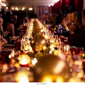 Chic &amp; Sparkle | Οι εκθαμβωτικές εμφανίσεις στο Private Festive Dinner των πολυκαταστημάτων attica