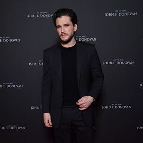 Φορώντας μαύρο κοστούμι σαν τον Kit Harington