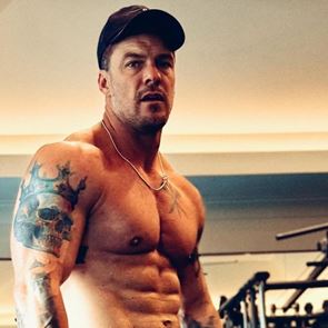 Ο Alan Ritchson μοιράστηκε στο &lt;em>Instagram&lt;/em> τα tips του για γυμναστική και διατροφή