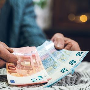 Τίποτα δεν αγγίζει τα μετρητά στην Ελλάδα