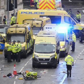 Η στιγμή που αυτοκίνητο πέφτει πάνω σε οπαδούς της Liverpool (video