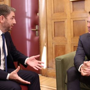 Οι εξελίξεις στον ΣΥΡΙΖΑ έφεραν το ΠΑΣΟΚ στη 2η θέση σε δημοσκόπηση της Opinion Poll