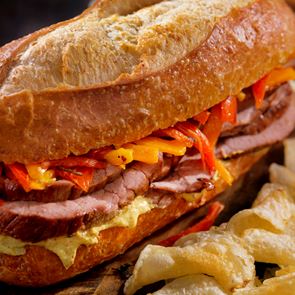 Το <em>σάντουιτς</em> με μπριζόλα είναι η πεμπτουσία του comfort snack