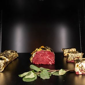 DB.one: Τι πραγματικά παίζει με τις χρυσές μπριζόλες της Γλυφάδας