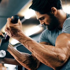 3 μαγικές ασκήσεις για να ενεργοποιήσεις τους τρικεφάλους σου