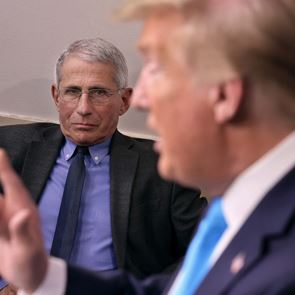 O Dr. Anthony Fauci "αδειάζει" τον Donald <em>Trump</em>