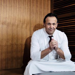 Ο Κώστας Ιγνατιάδης και τα μπαρ ως σταθμοί της νοσταλγίας