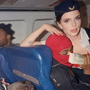 Julia Fox, τώρα και αεροσυνοδός