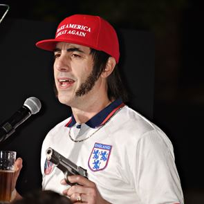 O Sacha Baron Cohen τρόλαρε άσχημα ακροδεξιό ακροατήριο σε συναυλία