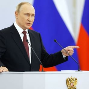 Τώρα ο Putin ζητάει από τους Ρώσους να κάνουν παιδιά για να επιβιώσει το έθνος τους