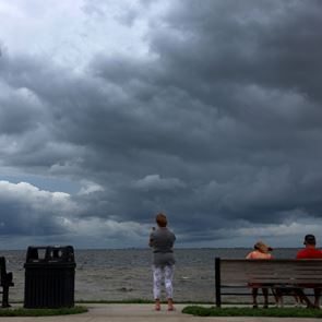Παρακολουθώντας τον τυφώνα Ίαν στα social media