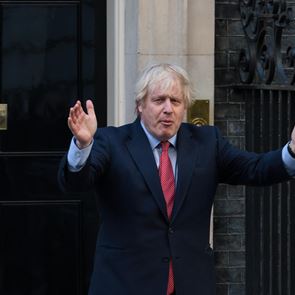 Ο Boris Johnson κάνει push-ups, η Βρετανία έτοιμη να ανακάμψει μετά το lockdown